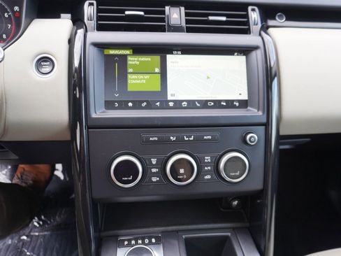 Used 2020 Land Rover Discovery SE AWD/4WD image 17