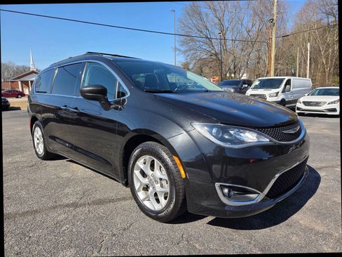 Used 2018 Chrysler Pacifica Touring Plus w/ Tire & Wheel Group image 7