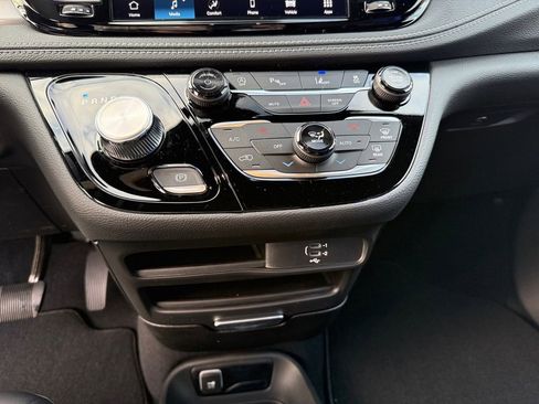 New 2026 Chrysler Pacifica Select FWD image 22