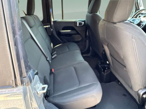 Used 2018 Jeep Wrangler Unlimited Sahara AWD/4WD image 29
