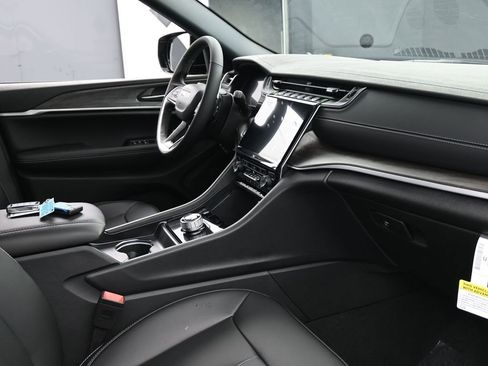 Used 2025 Jeep Grand Cherokee Limited image 32