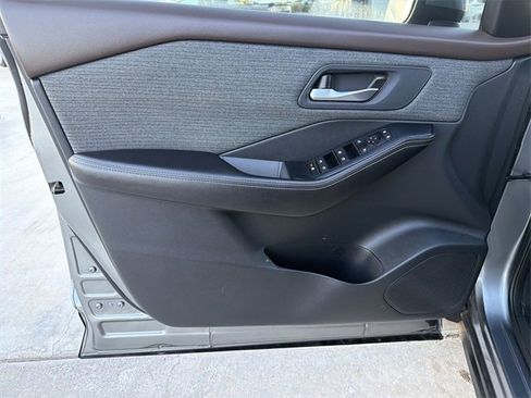 Used 2021 Nissan Rogue SV image 9