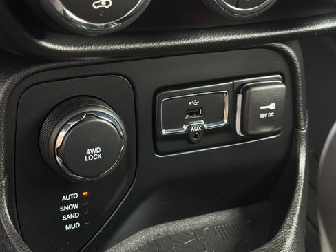 Used 2016 Jeep Renegade Latitude AWD/4WD image 17