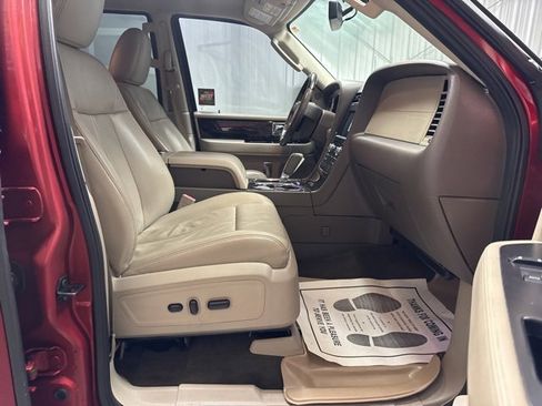 Used 2017 Lincoln Navigator Select image 26