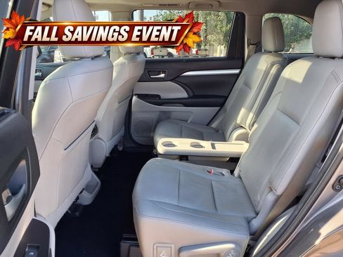 Used 2014 Toyota Highlander XLE FWD image 12