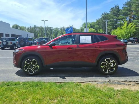 Used 2024 Chevrolet Trax RS w/ Sunroof Package FWD image 6