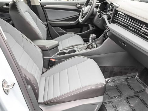 Used 2025 Volkswagen Jetta SE image 37