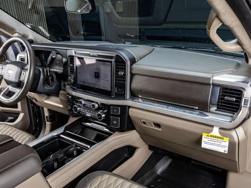 Used 2025 Ford F450 Platinum w/ Platinum Plus Package image 17