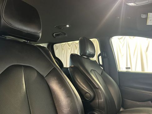 Used 2025 Chrysler Pacifica Select FWD image 20