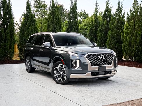 Used 2022 Hyundai Palisade Calligraphy w/ Winter Package FWD image 2