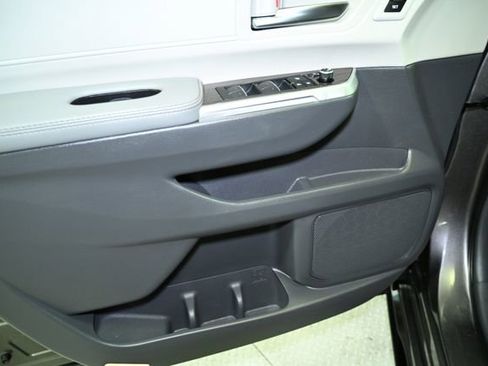 Used 2024 Toyota Sienna Limited image 26