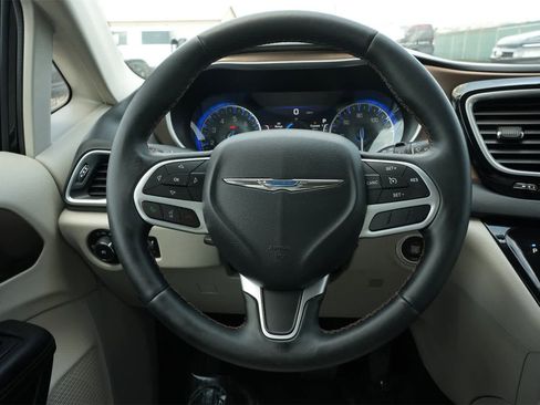 Used 2017 Chrysler Pacifica Touring-L Plus w/ Tire & Wheel Group image 9