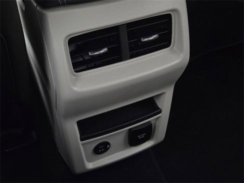 Used 2022 Ford Edge Titanium image 17