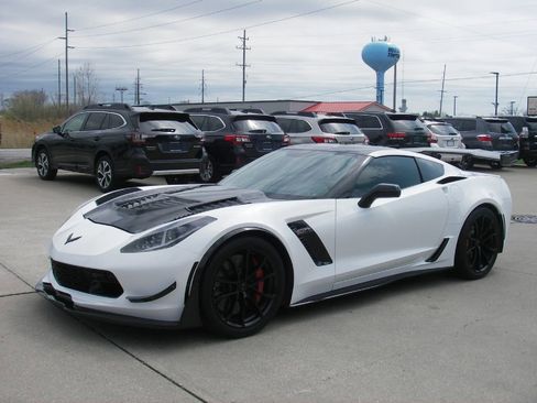 Used 2016 Chevrolet Corvette Z06 w/ 3LZ Preferred Equipment Group RWD image 11
