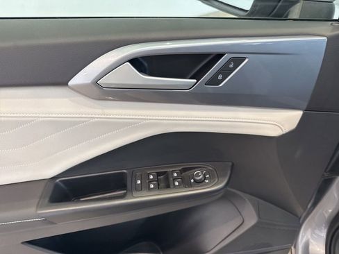 Used 2025 Volkswagen Taos SEL image 19