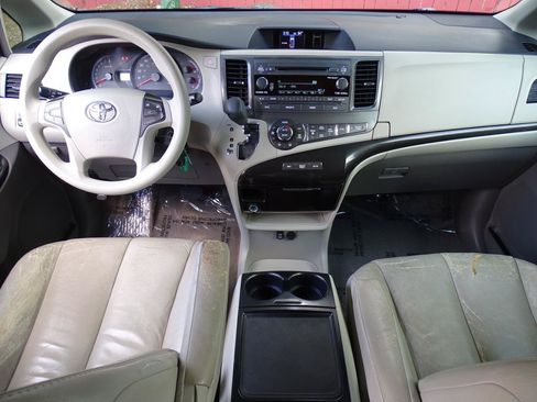 Used 2014 Toyota Sienna LE FWD image 30