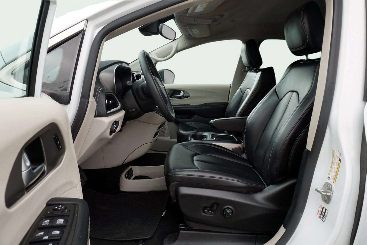 Used 2023 Chrysler Pacifica Touring-L FWD image 18