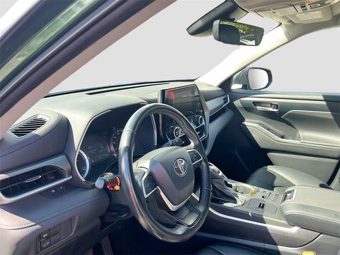 Used 2023 Toyota Highlander XLE image 9