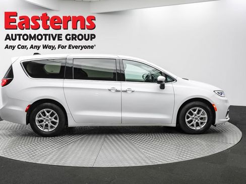 Used 2023 Chrysler Pacifica Touring-L image 4