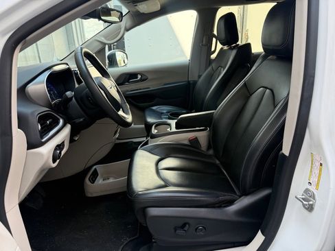 Used 2023 Chrysler Pacifica Touring-L image 5