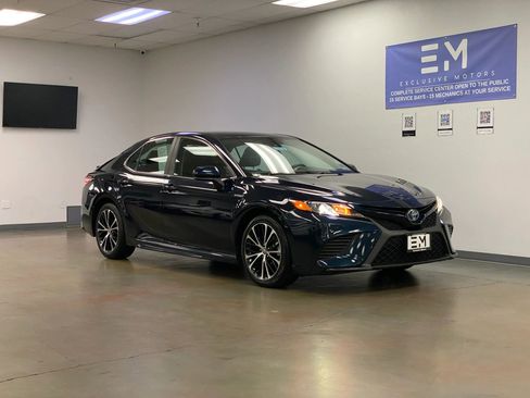 Used 2020 Toyota Camry SE FWD image 2