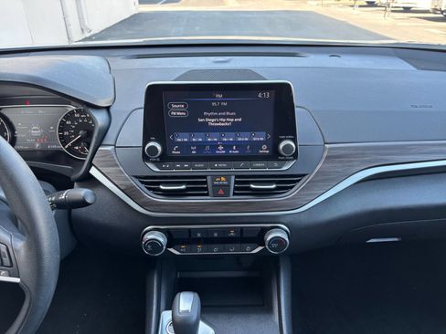 Used 2025 Nissan Altima 2.5 SV FWD image 17