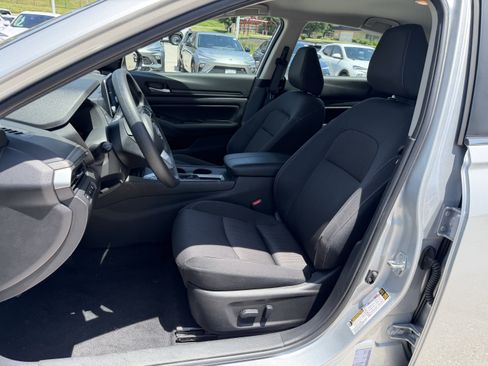 Used 2025 Nissan Altima 2.5 SV FWD image 11