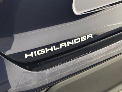 Used 2023 Toyota Highlander XLE AWD/4WD image 7