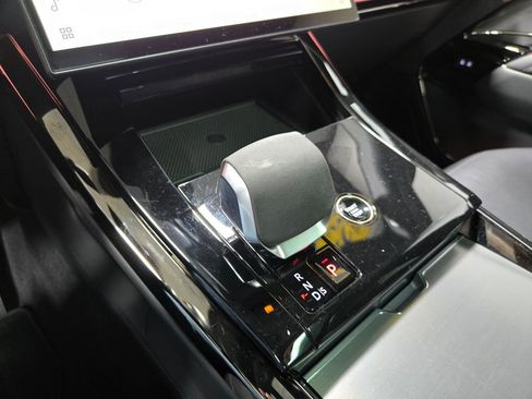 Used 2025 Land Rover Range Rover Sport SE image 28