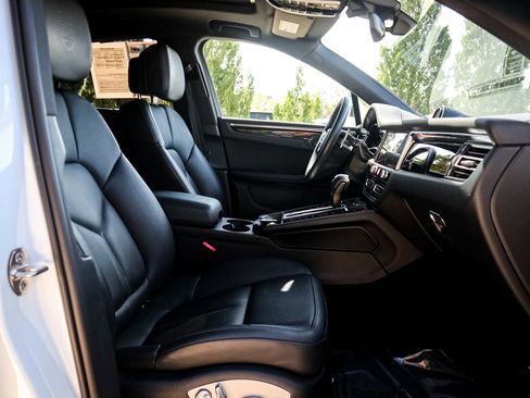 Used 2024 Porsche Macan image 33