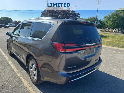 Used 2023 Chrysler Pacifica Limited FWD image 7