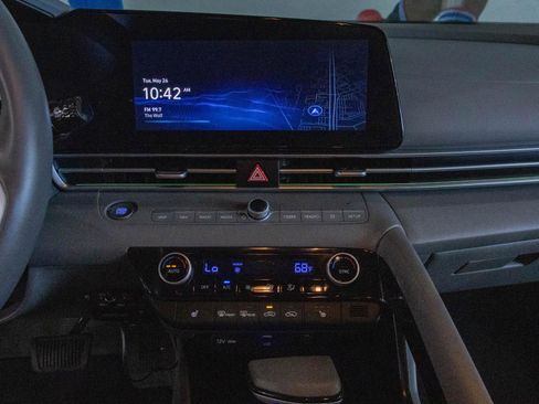 Used 2025 Hyundai Elantra SEL FWD image 4