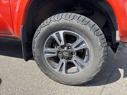 Used 2017 Toyota Tacoma TRD Sport AWD/4WD image 4