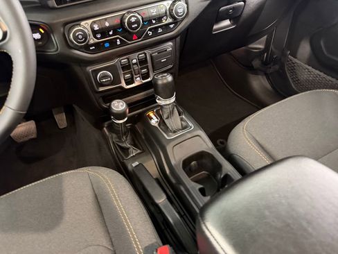 Used 2024 Jeep Wrangler Unlimited w/ Convenience Group image 17