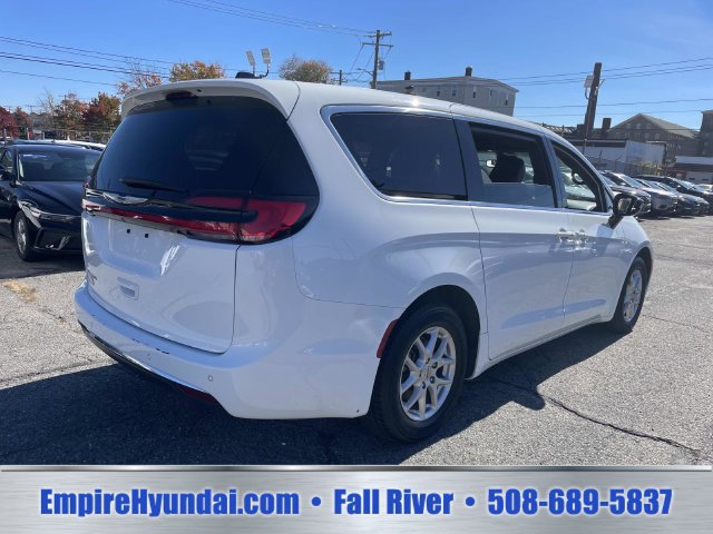 Used 2025 Chrysler Pacifica Select FWD image 8