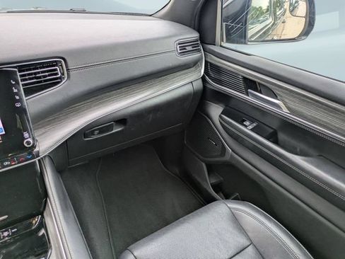 Used 2024 Jeep Wagoneer L Series II RWD image 18