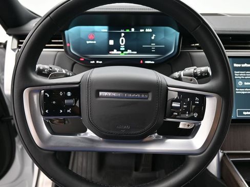 Used 2025 Land Rover Range Rover SE image 10