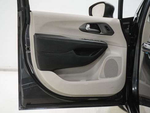 Used 2023 Chrysler Pacifica Touring-L image 8