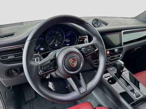 Used 2025 Porsche Macan image 12