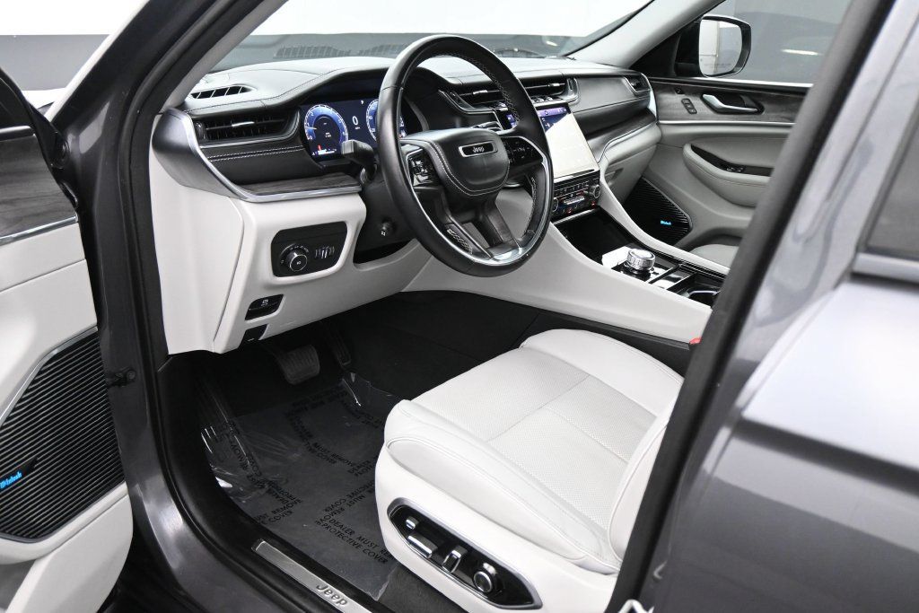 Used 2022 Jeep Grand Cherokee Overland w/ Luxury Tech Group IV RWD image 2