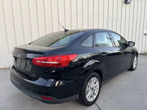 Used 2017 Ford Focus SE FWD image 3