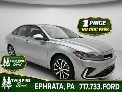 Used 2025 Volkswagen Jetta SE FWD image 1
