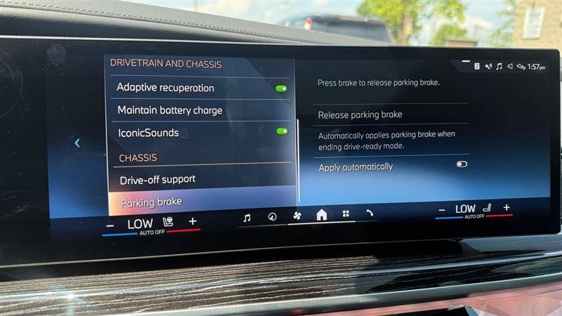 Used 2025 BMW 750e xDrive w/ Executive Package AWD/4WD image 35