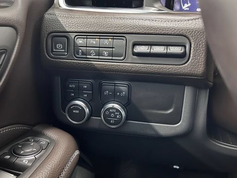 Used 2023 GMC Yukon XL Denali AWD/4WD image 28