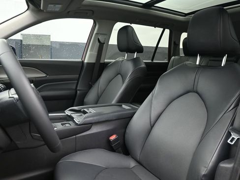 Used 2024 Toyota Grand Highlander XLE image 3