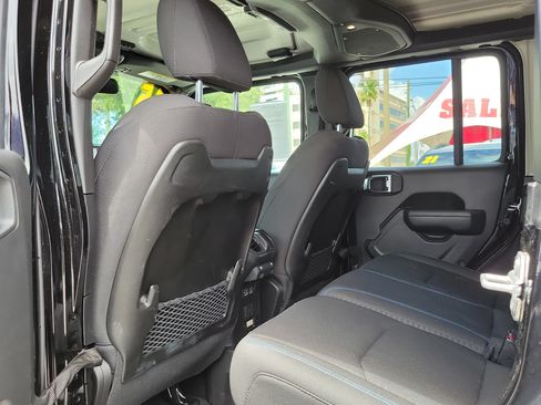 Used 2025 Jeep Wrangler Unlimited Rubicon 4xe w/ Convenience Group AWD/4WD image 9