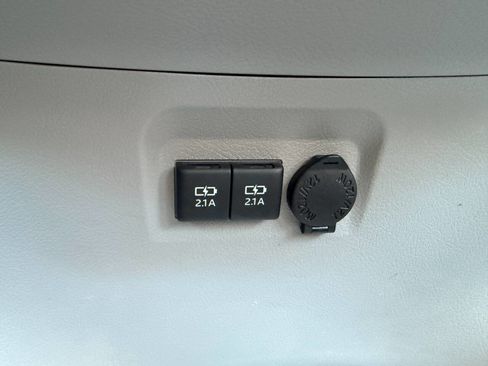 Used 2018 Toyota Sienna L w/ Carpet Mat Package image 46