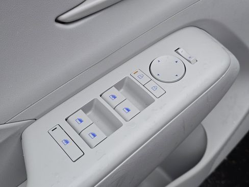 Used 2024 Hyundai Kona SE image 28