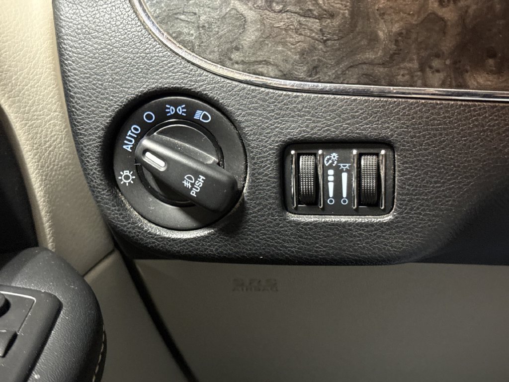 Used 2014 Chrysler Town & Country Touring-L w/ Driver Convenience Group FWD image 19