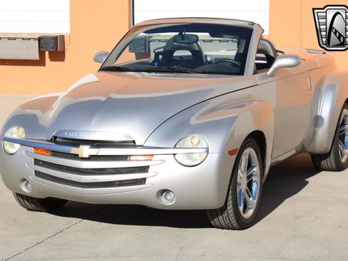 Used 2005 Chevrolet SSR w/ Preferred Equipment Group image 3